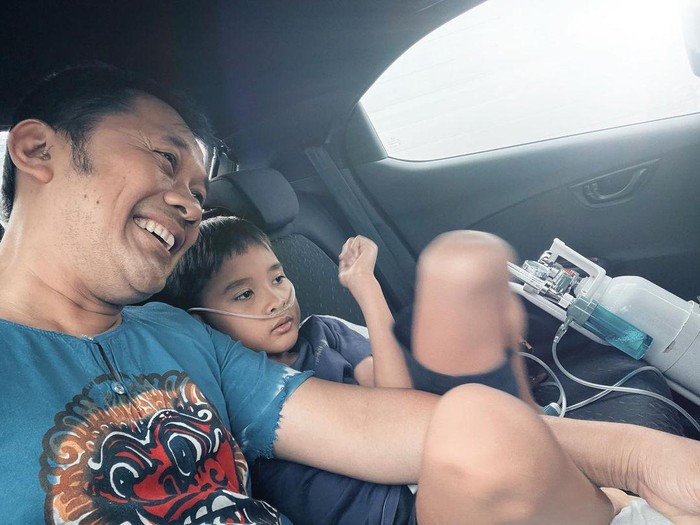 Hanung Bramantyo dengan anaknya di Instagram.