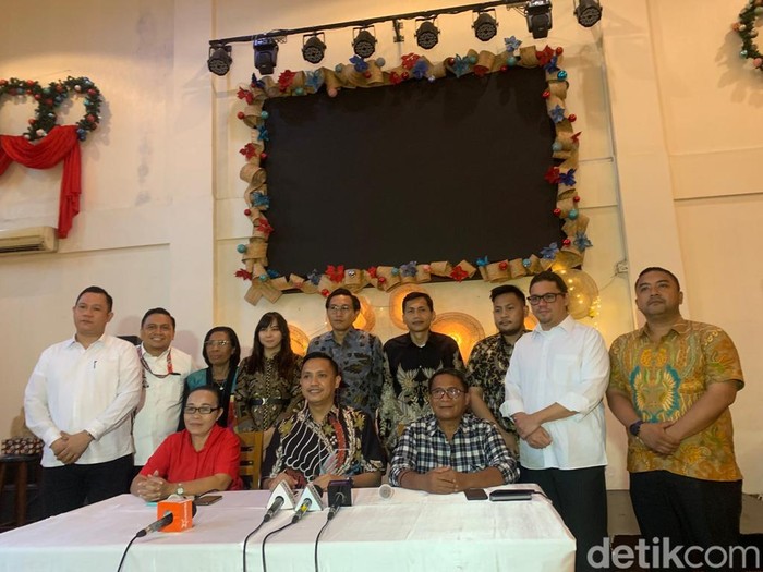 Ibunda Richard Eliezer, berbaju merah. (Mulia Budi/detikcom)
