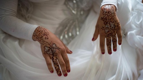 ZAATARI REFUGEE CAMP, JORDAN - AUGUST 2014: Baraah, 17, a Syrian refugee from Ghouta, in the Damascus suburbs, poses for a portrait six months pregnant in the room where she and her husband live in Zarqa, Jordan, August 23, 2014.  Baraah was married when she was fifteen, and is due to have her first child in November. While marriage under the age of eighteen was a common Syrian tradition before the start of the civil war, more and more Syrian girls are marrying at a younger age because of the insecurity of the war,  because many families feel the girls in their family may be sexually harassed if they are not under the care of a husband, and because of prospect of alleviating the financial burden of one more mouth to feed.  (Photo by Lynsey Addario/Getty Images Reportage)