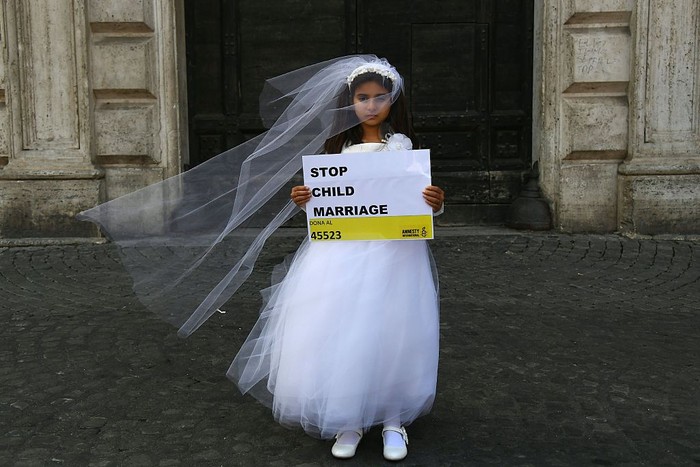 TOPSHOT - A young actress plays the role of Giorgia, 10, forced to marry Paolo, 47, during a happening organised by Amnesty International to denounce child marriage, on October 27, 2016 in Rome.  / AFP / GABRIEL BOUYS        (Photo credit should read GABRIEL BOUYS/AFP via Getty Images)