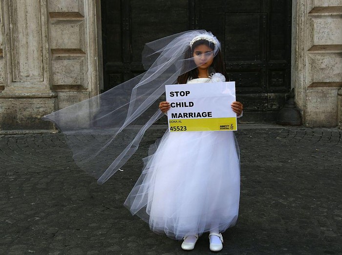TOPSHOT - A young actress plays the role of Giorgia, 10, forced to marry Paolo, 47, during a happening organised by Amnesty International to denounce child marriage, on October 27, 2016 in Rome.  / AFP / GABRIEL BOUYS        (Photo credit should read GABRIEL BOUYS/AFP via Getty Images)