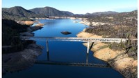 Gambar komposit memperlihatkan Danau Oroville yang mengering di Oroville, California, Kamis (22/7/2021), dan penampakan Danau Oroville yang kembali dialiri air pada Selasa (13/2/2023).  
