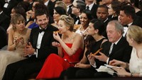 Academy Awards tahun 2014 mengukir momen istimewa dimana Ellen Degeneres memesan pizza untuk tamu undangan. Salah satu yang semangat memakannya, Jennifer Lawrence!
