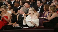 Aktris legendaris Meryl Streep juga ikut dalam keseruan itu. Ia terlihat amat bahagia saat hendak melahap satu potong pizza.