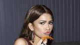 Istimewa! Ini 10 Potret Artis Makan Junk Food Pakai Busana Mewah