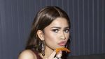 Istimewa! Ini 10 Potret Artis Makan Junk Food Pakai Busana Mewah
