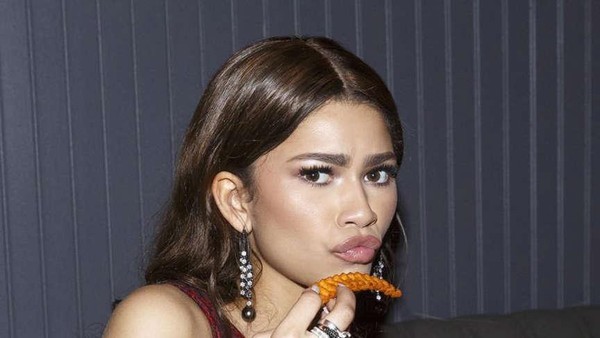 Istimewa! Ini 10 Potret Artis Makan Junk Food Pakai Busana Mewah
