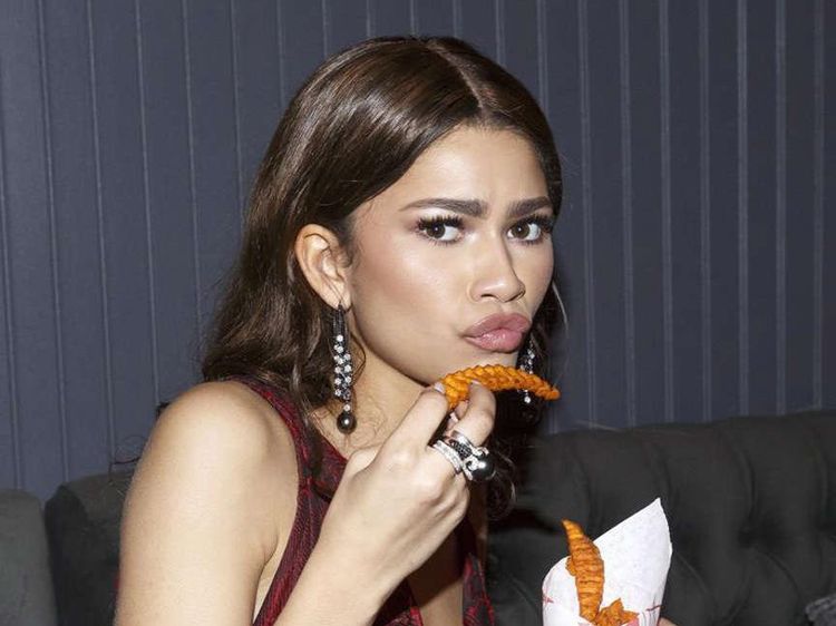 Istimewa! Ini 10 Potret Artis Makan Junk Food Pakai Busana Mewah
