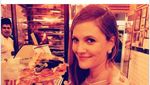Istimewa! Ini 10 Potret Artis Makan Junk Food Pakai Busana Mewah