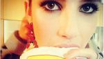 Istimewa! Ini 10 Potret Artis Makan Junk Food Pakai Busana Mewah
