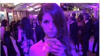 Sehabis menghadiri Vanity Fair Party, aktris Anna Kendrick pernah jadi perbincangan karena puaskan selera dengan makan burger.