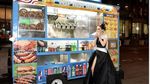 Istimewa! Ini 10 Potret Artis Makan Junk Food Pakai Busana Mewah