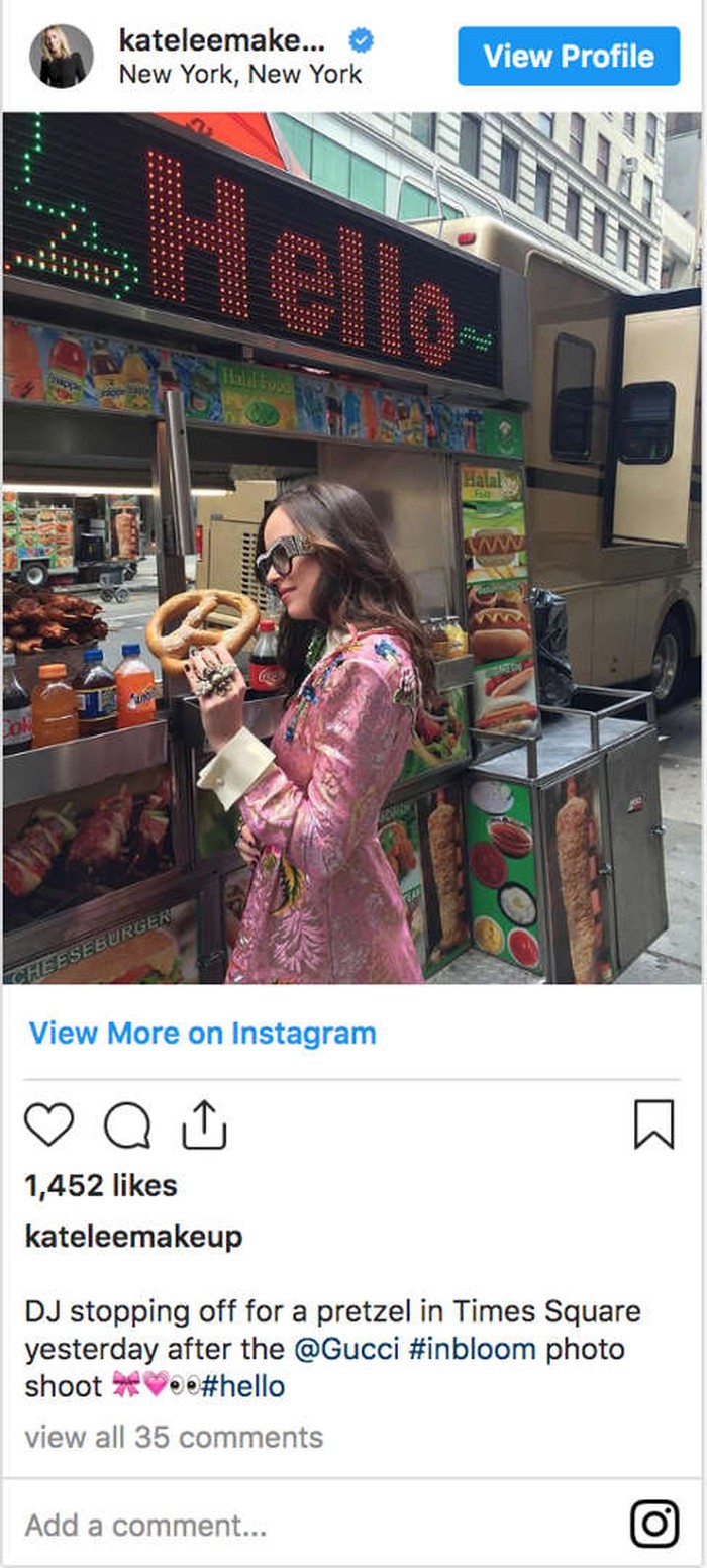 Istimewa! Ini 10 Potret Artis Makan Junk Food Pakai Busana Mewah