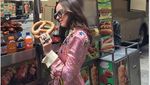 Istimewa! Ini 10 Potret Artis Makan Junk Food Pakai Busana Mewah