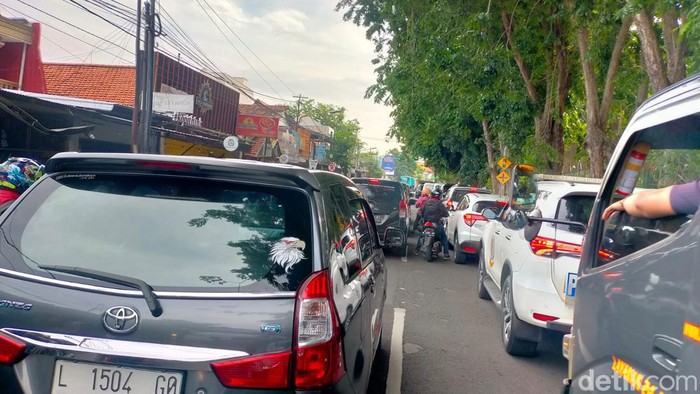 jalan gunungsari hingga kbs surabaya macet