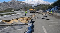 Gempa menghancurkan sejumlah ruas jalan bahkan membelah beberapa tanah di sejumlah wilayah Turki. Guncangan gempa dahsyat itu menelan lebih dari 41.000 korban jiwa.  