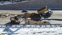 Pandangan udara dari jalan Adiyaman-Malatya yang hancur akibat gempa berkekuatan M 7,8 yang melanda beberapa provinsi di Turki termasuk Adiyaman, Senin (13/2/2023).   