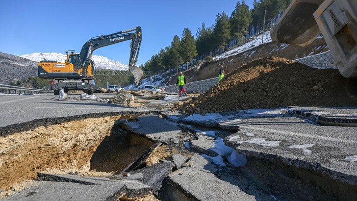 ADIYAMAN, TURKIYE - FEBRUARY 12: A view of collapsed Adiyaman-Malatya road during as repairment works has started after 7.7 and 7.6 magnitude earthquakes hit multiple provinces of Turkiye including Adiyaman, Turkiye on February 13, 2023. On Monday, Feb.6 a strong 7.7 earthquake, centered in the Pazarcik district, jolted Kahramanmaras and strongly shook several provinces, including Gaziantep, Sanliurfa, Diyarbakir, Adana, Adiyaman, Malatya, Osmaniye, Hatay, and Kilis. On the same day at 13.24 p.m. (1024GMT), a 7.6 magnitude quake centered in Kahramanmaras' Elbistan district struck the region. (Photo by Ozkan Bilgin/Anadolu Agency via Getty Images)