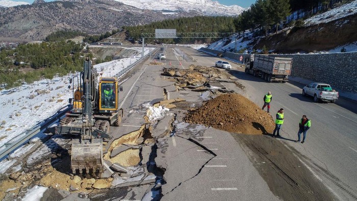 ADIYAMAN, TURKIYE - FEBRUARY 12: A view of collapsed Adiyaman-Malatya road during as repairment works has started after 7.7 and 7.6 magnitude earthquakes hit multiple provinces of Turkiye including Adiyaman, Turkiye on February 13, 2023. On Monday, Feb.6 a strong 7.7 earthquake, centered in the Pazarcik district, jolted Kahramanmaras and strongly shook several provinces, including Gaziantep, Sanliurfa, Diyarbakir, Adana, Adiyaman, Malatya, Osmaniye, Hatay, and Kilis. On the same day at 13.24 p.m. (1024GMT), a 7.6 magnitude quake centered in Kahramanmaras' Elbistan district struck the region. (Photo by Ozkan Bilgin/Anadolu Agency via Getty Images)