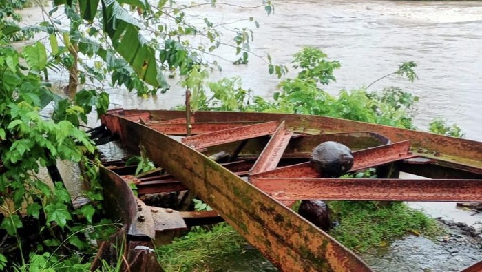 Jembatan putus di Barru akibat banjir.