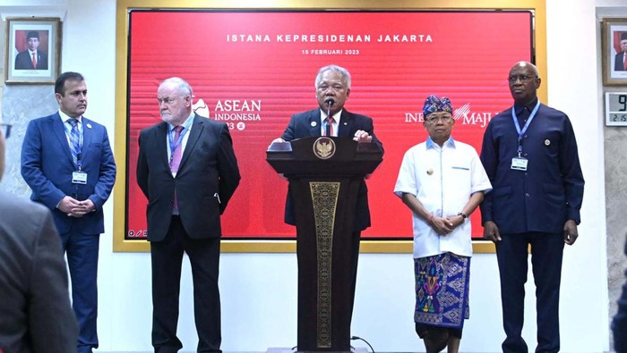 Presiden Joko Widodo menerima Presiden World Water Council, Loic Fauchon. Jokowi menekankan 6 topik yang harus dibahas di World Water Forum ke-10.