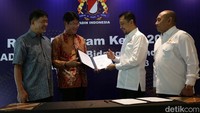 Member of Human Resources Development Committee of The Jakarta Japan Club Yoshihiro Kobi, Chairman of Human Resources Development Committee of The Jakarta Japan Club Takahashi Masakazu, Wakil Ketua Umum Kadin Indonesia Bidang Perindustrian Bobby Gafur Umar, dan Ketua Komite Tetap Bidang SDM Industri, Industri 4.0, P3DN Faizal Safa hadir dalam penandatanganan MoU.
