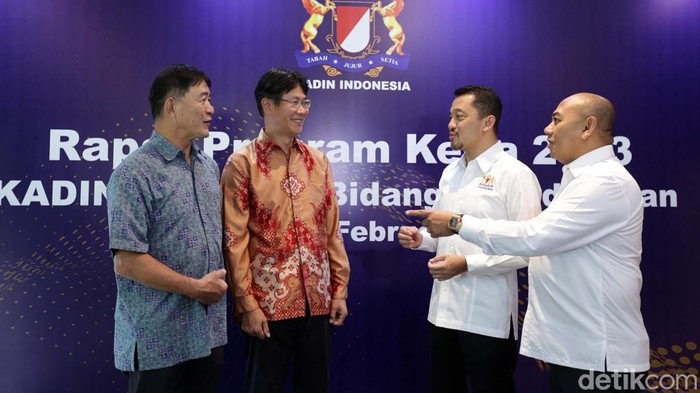 KADIN Gandeng Jakarta Japan Club Yoshihiro Kobi (Member of Human Resources Development Committee of The Jakarta Japan Club), Takahashi Masakazu (Chairman of Human Resources Development Committee of The Jakarta Japan Club), Bobby Gafur Umar (Wakil Ketua Umum KADIN Indonesia Bidang Perindustrian) dan Faizal Safa (Ketua Komite Tetap Bidang SDM Industri, Industri 4.0, P3DN) berbincang usai menandatangani nota kesepahaman (memorandum of understanding/MoU) antara KADIN Indonesia dan The Jakarta Japan Club, di Jakarta, Rabu (15/2/2023).