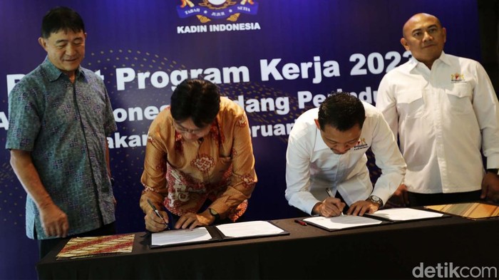 KADIN Gandeng Jakarta Japan Club Yoshihiro Kobi (Member of Human Resources Development Committee of The Jakarta Japan Club), Takahashi Masakazu (Chairman of Human Resources Development Committee of The Jakarta Japan Club), Bobby Gafur Umar (Wakil Ketua Umum KADIN Indonesia Bidang Perindustrian) dan Faizal Safa (Ketua Komite Tetap Bidang SDM Industri, Industri 4.0, P3DN) berbincang usai menandatangani nota kesepahaman (memorandum of understanding/MoU) antara KADIN Indonesia dan The Jakarta Japan Club, di Jakarta, Rabu (15/2/2023).