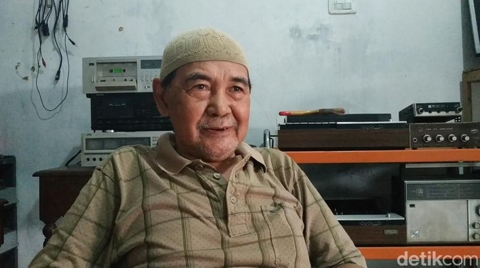 Kakek Thaib bersama alat musik jadul koleksinya
