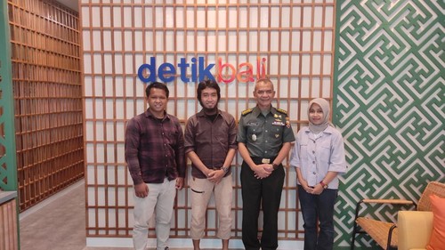 Kapendam IX/Udayana Kolonel Inf Fadjar Moh Syafrudin bertandang ke kantor detikBali dan berbincang soal program bedah rumah.