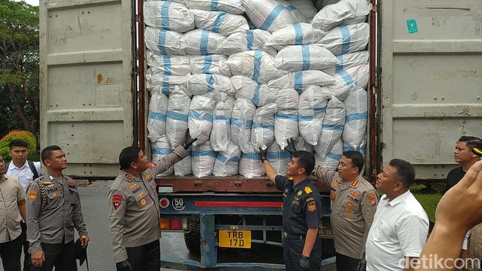 Kapolda Kepri Irjen Tabana Bangun dan kepala Bea cukai Batam Ambang Priyonggo melihat isi dua kontainer yang ditangkap Ditreskrimsus Polda Kepri.