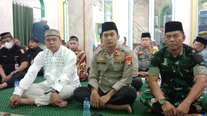 Kapolsek Tambora Kompol Putra Pratama (tengah) saat melaksanakan subuh keliling