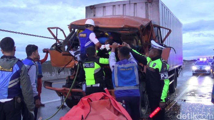 Petugas saat melakukan evakuasi truk yang terlibat kecelakaan di Tol-Ngawi Kertosono
