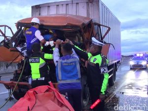 Truk Ekspedisi Tabrak Tronton di Tol Ngawi, Satu Orang Tewas