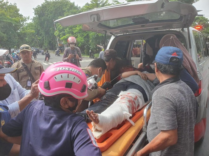 Kecelakaan truk kontainer rem blong seruduk 2 pemotor di Surabaya