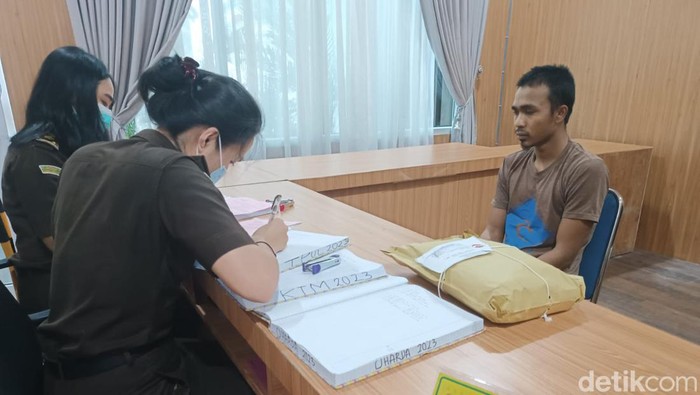 Kejari Medan menerima pelimpahan tersangka kurir 1,3 ton ganja (Farid/detikSumut)