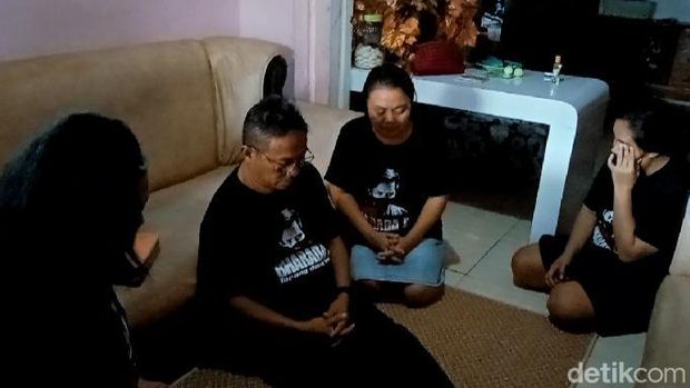 Keluarga di Manado mendoakan Richard Eliezer kuat menghadapi vonis hakim terkait pembunuhan Yosua.