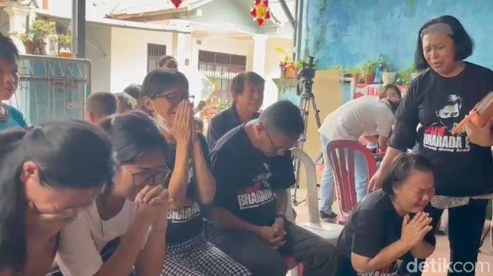 Keluarga di Manado, Sulut, tersungkur dan menangis haru usai Richard Eliezer divonis 1,5 tahun penjara.