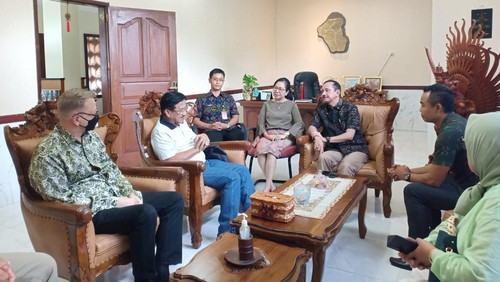 Kepala Dinas Pariwisata Provinsi Bali Tjok Bagus Pemayun memanggil manajemen hotel Novotel Nusa Dua dan pembuat video penggerebekan yang viral di media sosial TikTok di Kantor Dinas Pariwisata Provinsi Bali, Selasa (14/2/2023). (Foto: Dinas Pariwisata Provinsi Bali)