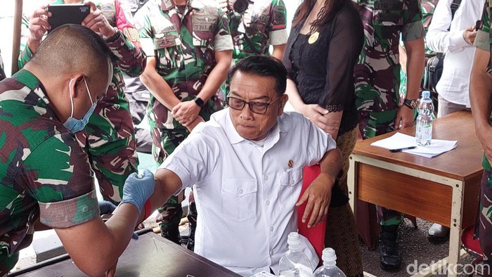 Kepala Staf Presiden Jenderal TNI Purn Moeldoko mengawali penyuntikan Vitamin C