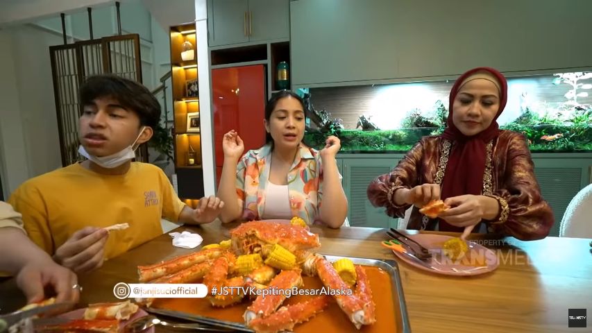 Selebriti cicip king crab yang mewah dengan harga fantastis