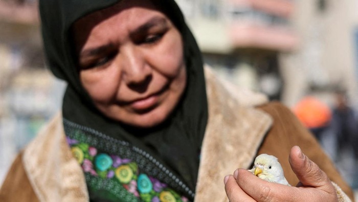 Amina, whose home was destroyed, holds the bird Enkaz, in the aftermath of a deadly earthquake in Kahramanmaras, Turkey February 14, 2023. REUTERS/Nir Elias