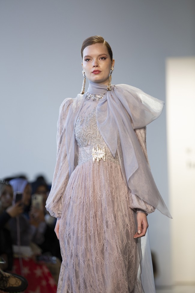 Fashion show Zeta Privé, brand busana lokal milik desainer sekaligus pengusaha muda Trisha Chas di New York Fashion Week 2023, Senin (13/2/2023). Foto: Dok. Trisha Chas/Zeta Prive