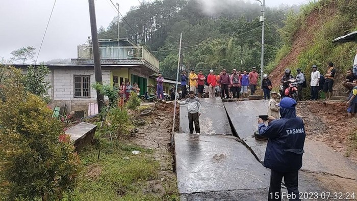 Lokasi patahan jalan penghubung Ponorogo-Pacitan di Desa Ngrayun yang ambles.