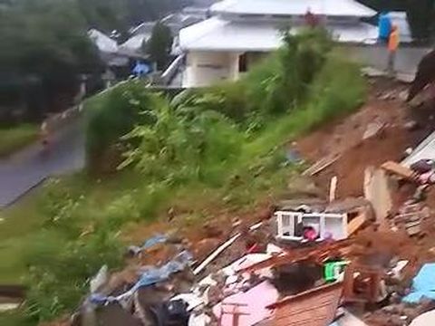 Longsor di Desa Wukirsawit, Kecamatan Jatiyoso, Kabupaten Karanganyar. Foto diunggah Rabu (15/2/2023).