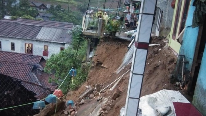 Longsor di Lebakbarang Pekalongan, Rabu (15/2/2023).