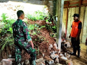 Longsor Terjang Empat Titik di Trenggalek, Satu Rumah Warga Jebol