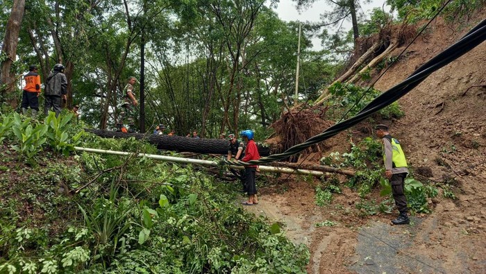 Tanah longsor menutupi badan jalan di kawasan Tunggangan Dusun Nglorok Desa Genengharjo Tirtomoyo