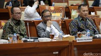Mahfud menyimak penjelasan tentang pertimbangan pembahasan Perubahan ke-4 atas UU No. 24 Tahun 2003 tentang MK yang disampaikan Komisi III DPR.