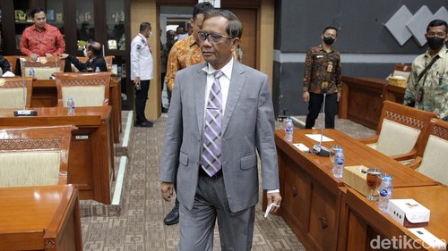 Komisi III DPR menggelar rapat bersama Menko Polhukam Mahfud Md mengenai penjelasan DPR terhadap revisi undang-undang tentang Mahkamah Konstitusi (RUU MK) di gedung Nusantara II, kompleks parlemen, Senayan, Jakarta, Rabu (15/2/2023). Rapat ini membahas Perubahan ke-4 atas UU No. 24 Tahun 2003 tentang MK.
